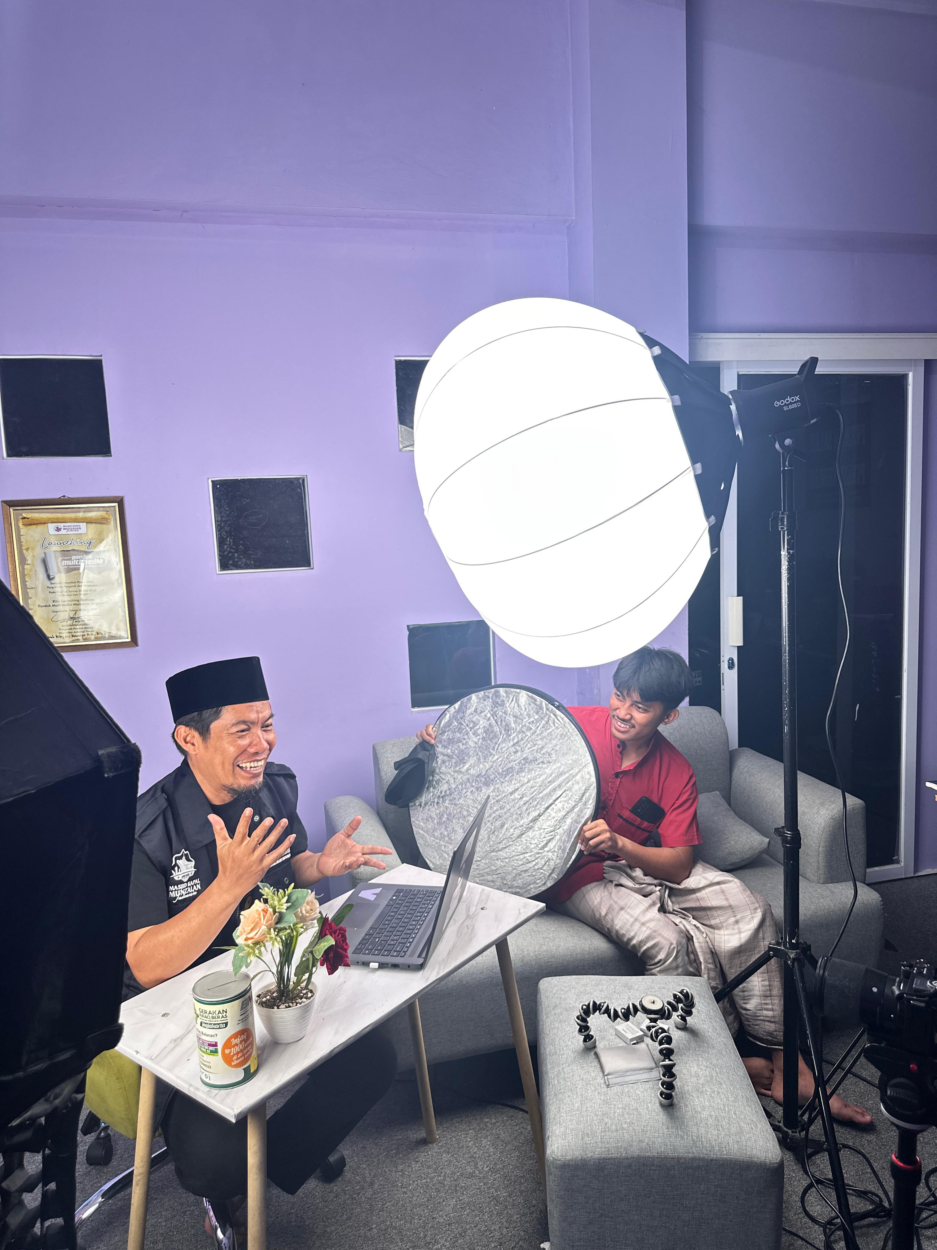 Santri PMMI sedang berdiskusi