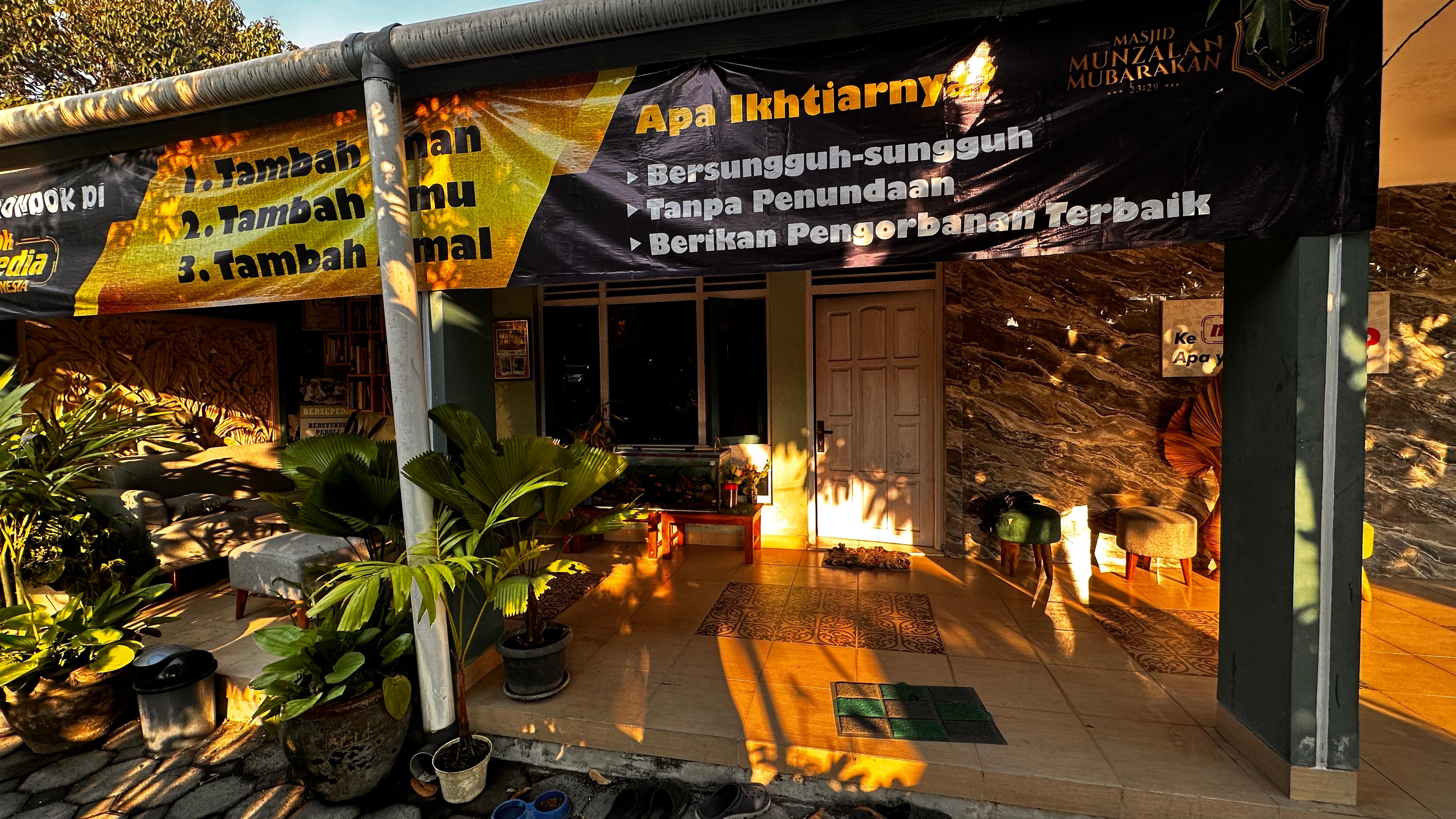 Suasana Kawasan dan Halaman Depan Pondok Multimedia Munzalan Indonesia